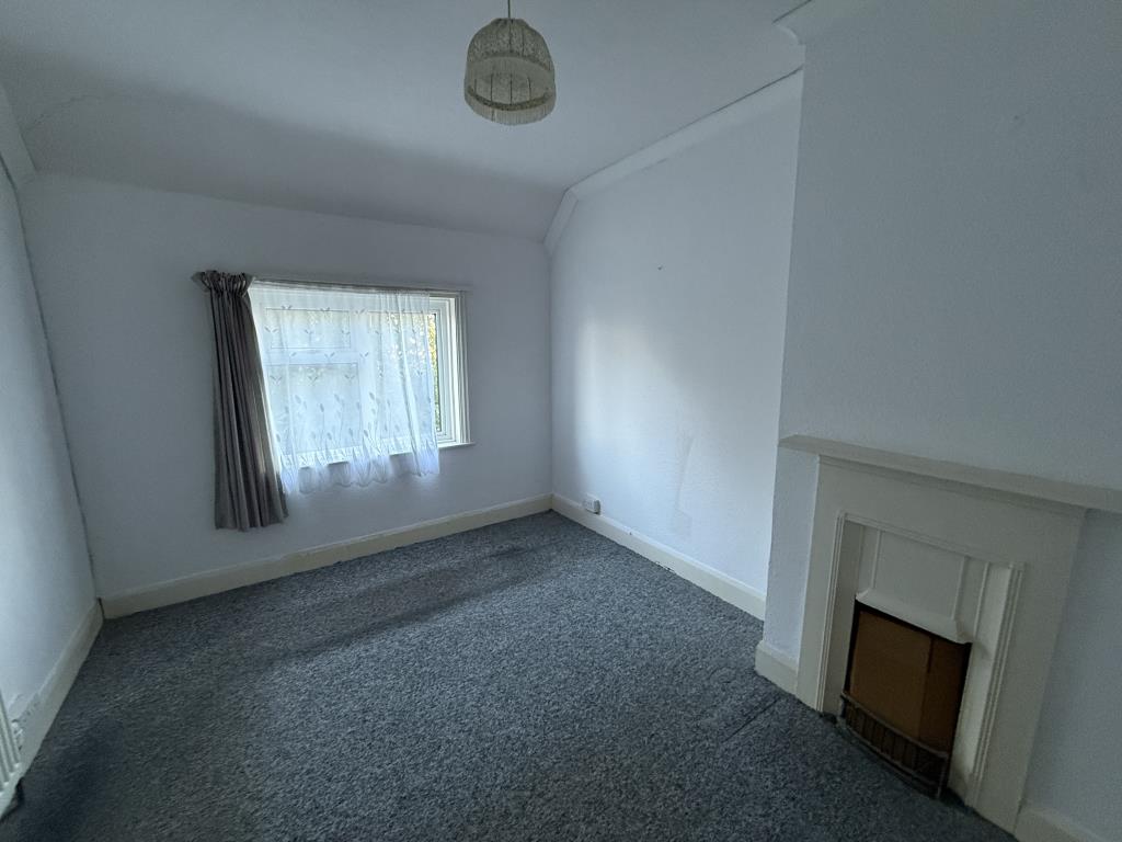 Lot: 158 - SEMI-DETACHED HOUSE IN NEED OF REFURBISHMENT - Bedroom 2 in Semi in need of Refurbishment